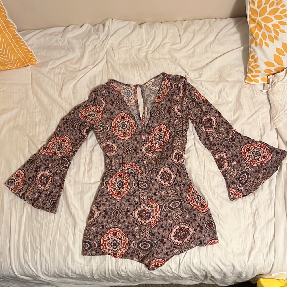 Bell-sleeved shorts romper